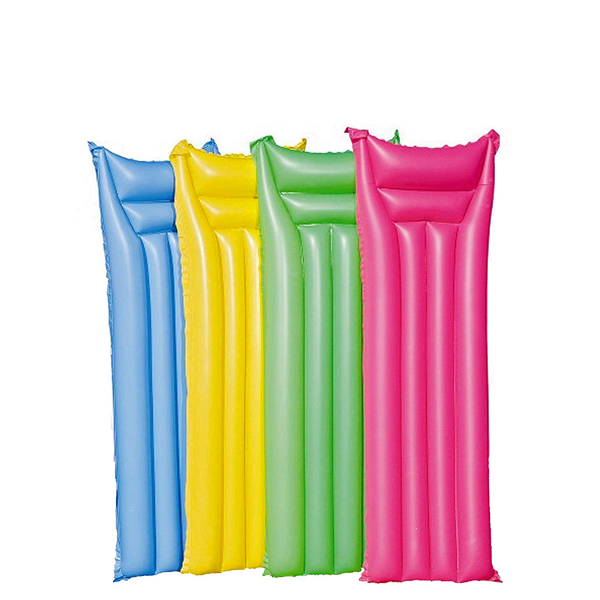 camastros inflables de colores azul, amarillo, verde y rosa